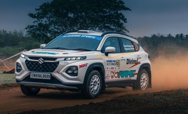 Soutěžní vůz s disky Rally-T na šotolině
